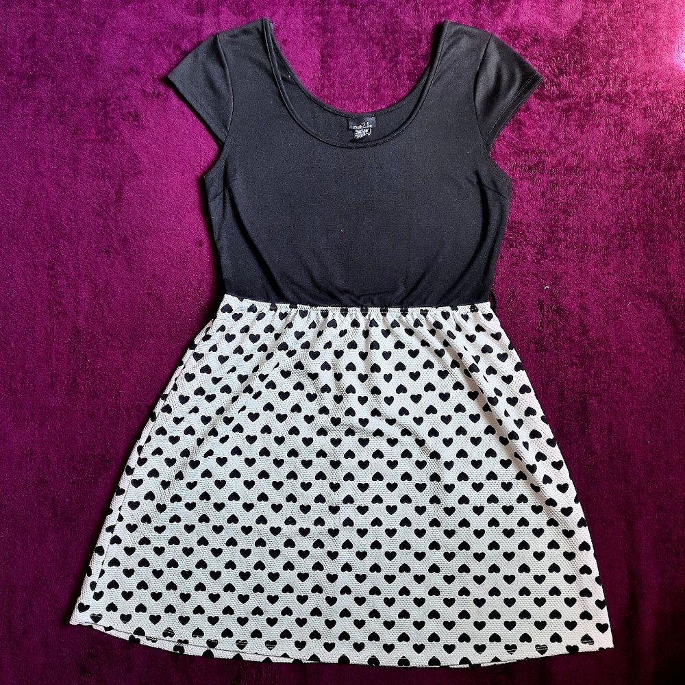 Rue21 L (Juniors) Black and White Heart Patterened Short Sleeve Dress